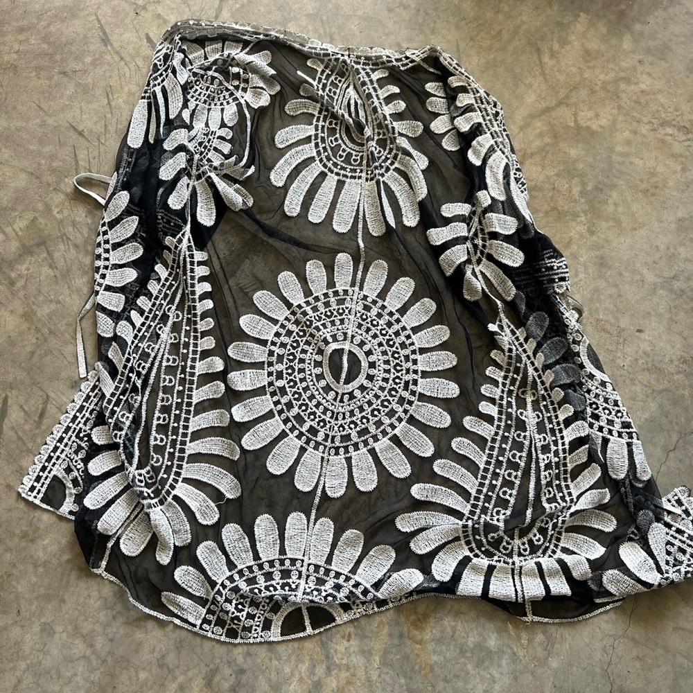 Elegant Black and White Lace Kimono/Cover Up - Picture 10 of 10